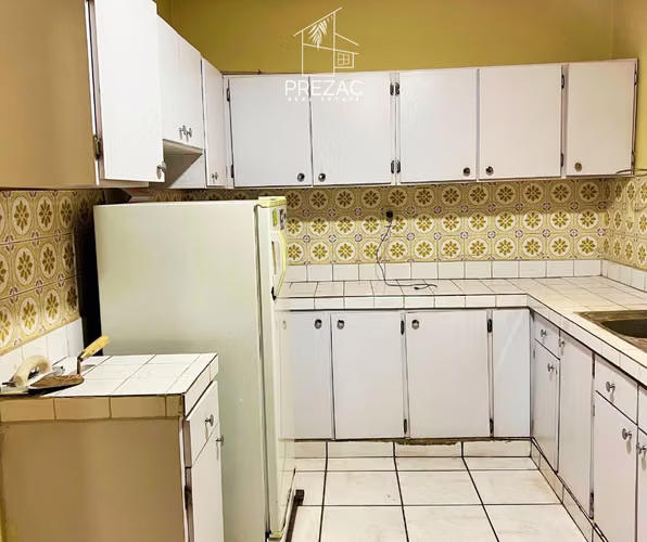 Casa en alquiler, 390 m², 2 niveles, 4 parqueos, energía solar - Imagen 7