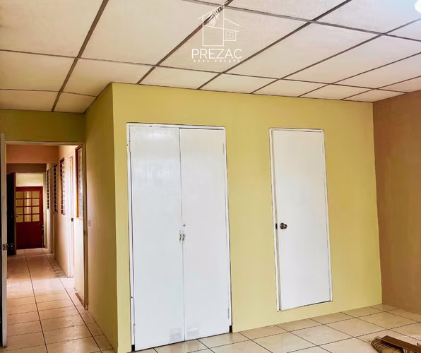 Casa en alquiler, 390 m², 2 niveles, 4 parqueos, energía solar - Imagen 6