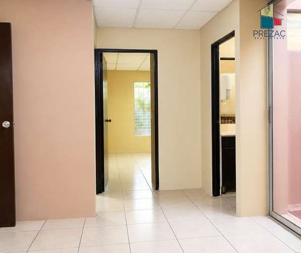 Casa en alquiler, 390 m², 2 niveles, 4 parqueos, energía solar