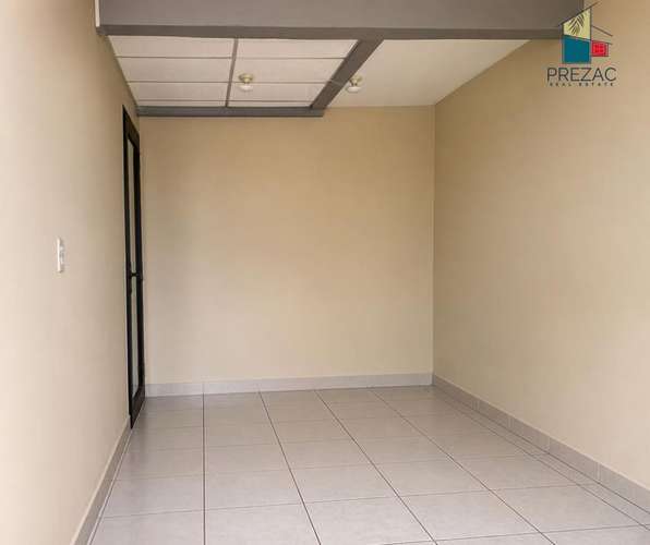 Casa en alquiler, 390 m², 2 niveles, 4 parqueos, energía solar