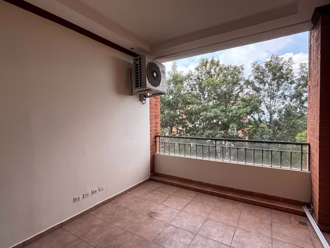ALQUILER DE APARTAMENTO DE 195 M2, SIN MUEBLES, EN PORTAL LA CASTELLANA. SAN BENITO 