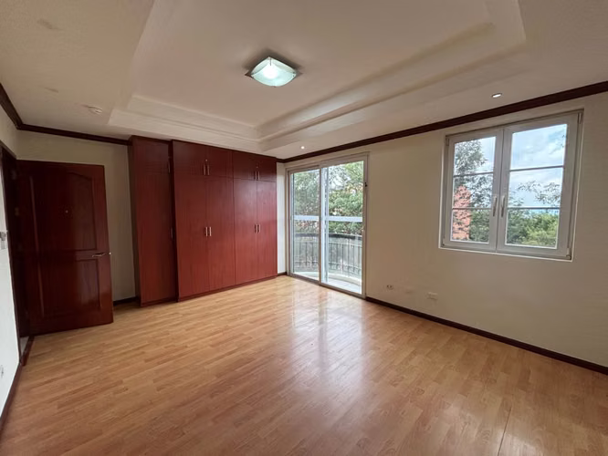 ALQUILER DE APARTAMENTO DE 195 M2, SIN MUEBLES, EN PORTAL LA CASTELLANA. SAN BENITO 