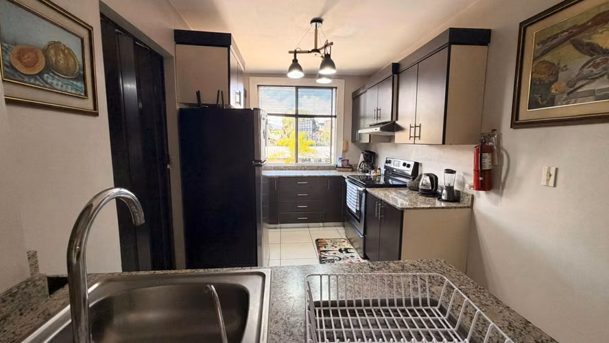Habitación libre en San Benito. Espacio tranquilo y bien ubicado. - Imagen 7