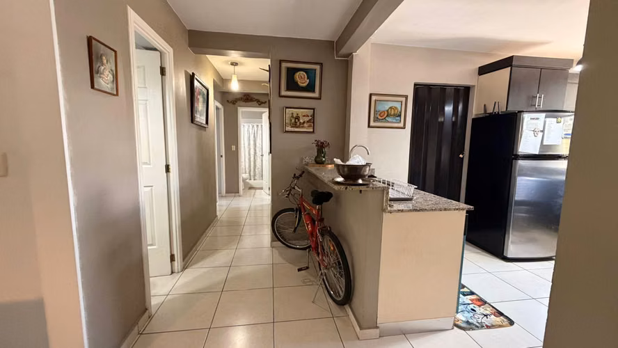 Habitación libre en San Benito. Espacio tranquilo y bien ubicado. - Imagen 9