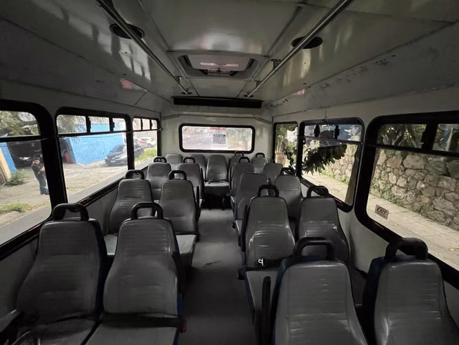 Se vende microbus Freighliner 2018 motor Cummins rojo,
