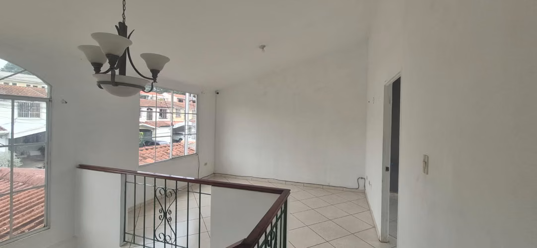 Casa de 2 Niveles en Alquiler – Vía del Mar