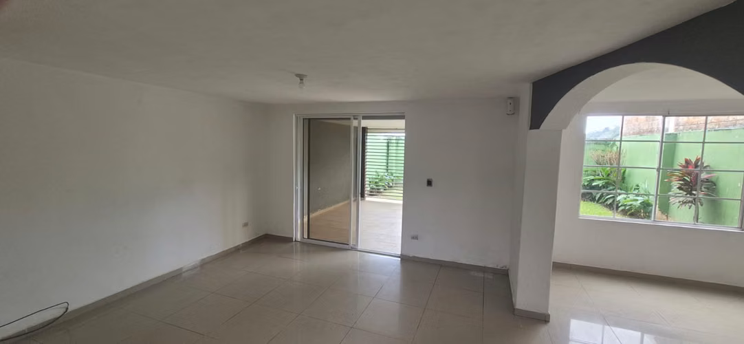 Casa de 2 Niveles en Alquiler – Vía del Mar - Imagen 3
