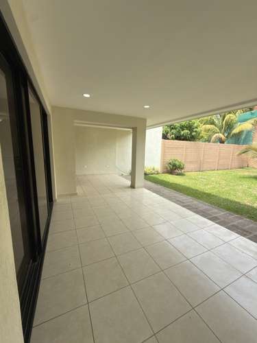 Venta de casa en Res. Miramar, La Libertad.| Jardín 90 m2 | 380 v2 Terreno| 3 Hab.| 3.5B | $320k.