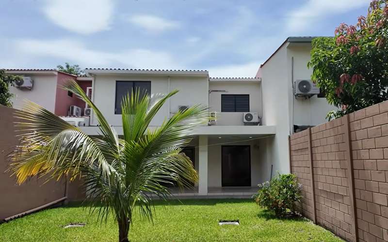 Venta de casa en Res. Miramar, La Libertad.| Jardín 90 m2 | 380 v2 Terreno| 3 Hab.| 3.5B | $320k.