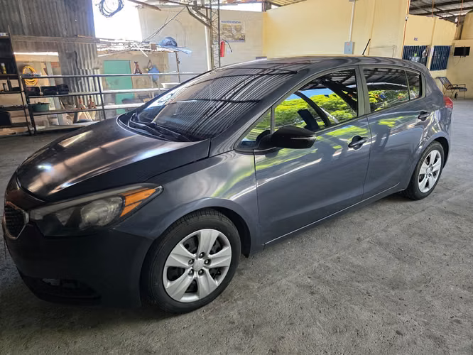 KIA FORTE5 HATCHBACK 2016 · SOLO 41,000 MILLAS