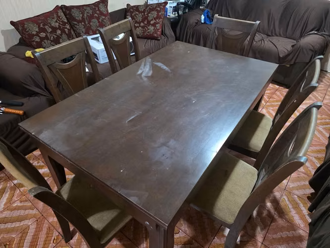 Juego de comedor de madera con 6 sillas. 