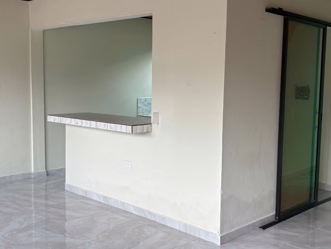 ¡Como Nueva! Casa Full Remodelada de 4 Habitaciones en San Jacinto - Imagen 2