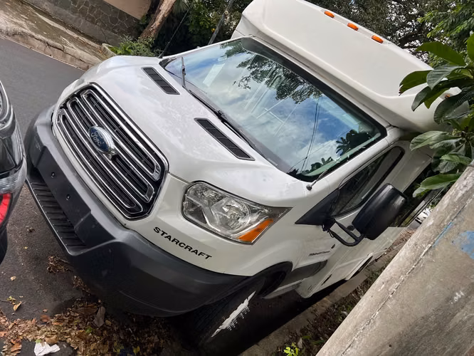 Microbus Ford Transit año 2019 para 19 pasajeros