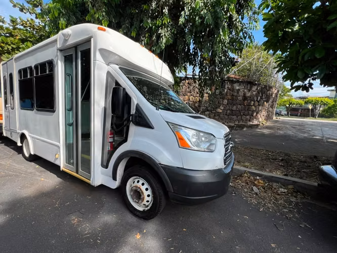 Microbus Ford Transit año 2019 para 19 pasajeros