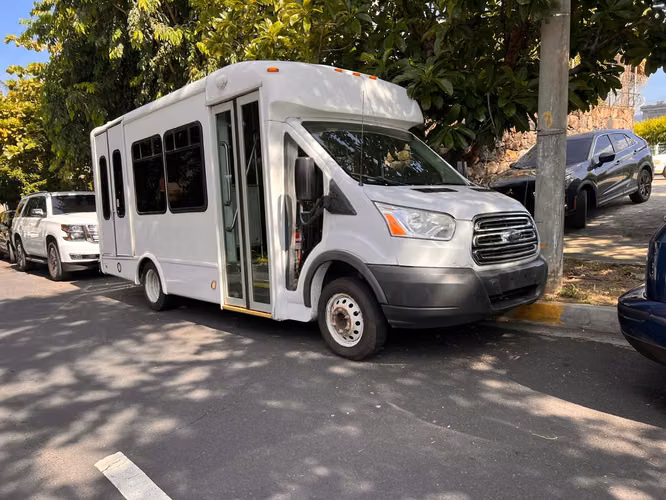 Microbus Ford Transit año 2019 para 19 pasajeros