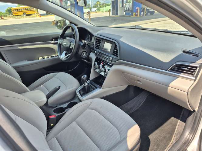 VENDO O CAMBIÓ MAS RIBETE A MI FAVOR HYUNDAI ELANTRA FULL EXTRAS TRANSMISIÓN ESTÁNDAR MOTOR 2.0 DOCH AÑO 2019
