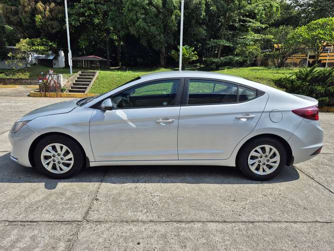 VENDO O CAMBIÓ MAS RIBETE A MI FAVOR HYUNDAI ELANTRA FULL EXTRAS TRANSMISIÓN ESTÁNDAR MOTOR 2.0 DOCH AÑO 2019