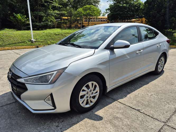 VENDO O CAMBIÓ MAS RIBETE A MI FAVOR HYUNDAI ELANTRA FULL EXTRAS TRANSMISIÓN ESTÁNDAR MOTOR 2.0 DOCH AÑO 2019