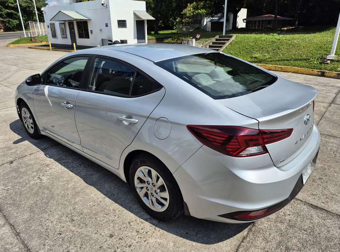 VENDO O CAMBIÓ MAS RIBETE A MI FAVOR HYUNDAI ELANTRA FULL EXTRAS TRANSMISIÓN ESTÁNDAR MOTOR 2.0 DOCH AÑO 2019