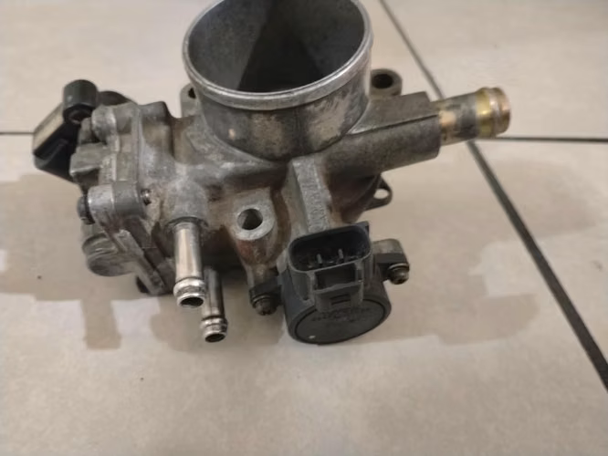 Cuello aceleración Toyota Corolla 99 motor 1zz