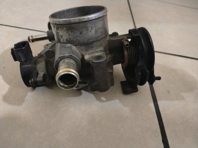Cuello aceleración Toyota Corolla 99 motor 1zz