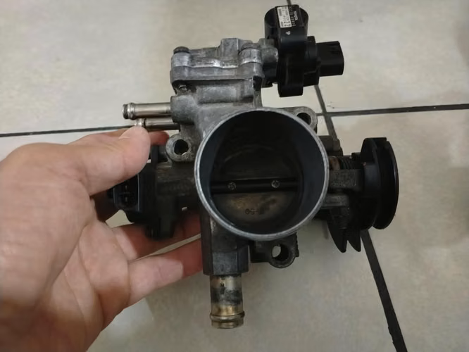 Cuello aceleración Toyota Corolla 99 motor 1zz