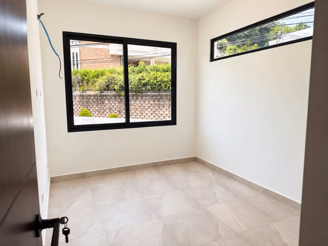 Casa nueva en venta en Vía del Mar | 218 m² de construcción | 3 habitaciones + estudio | Cochera para 3 vehículos