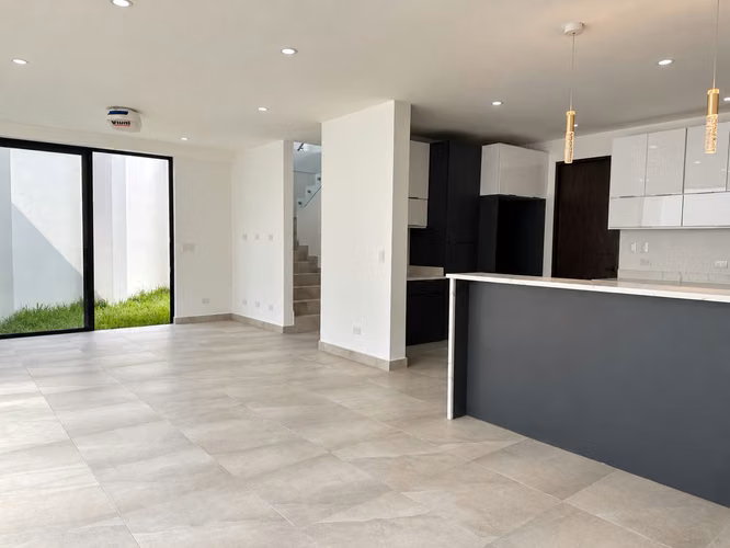 Casa nueva en venta en Vía del Mar | 218 m² de construcción | 3 habitaciones + estudio | Cochera para 3 vehículos