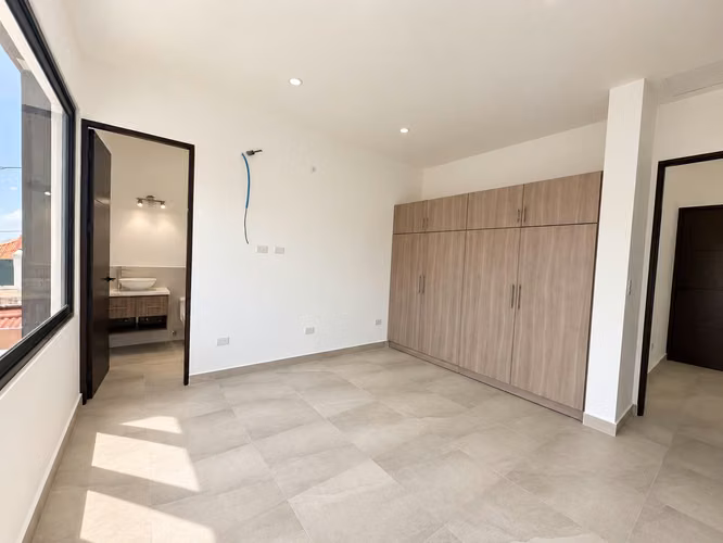 Casa nueva en venta en Vía del Mar | 218 m² de construcción | 3 habitaciones + estudio | Cochera para 3 vehículos