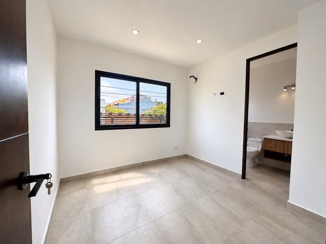 Casa nueva en venta en Vía del Mar | 218 m² de construcción | 3 habitaciones + estudio | Cochera para 3 vehículos