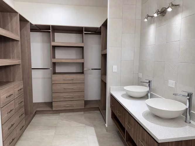 Casa nueva en venta en Vía del Mar | 218 m² de construcción | 3 habitaciones + estudio | Cochera para 3 vehículos