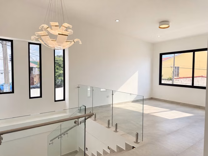 Casa nueva en venta en Vía del Mar | 218 m² de construcción | 3 habitaciones + estudio | Cochera para 3 vehículos