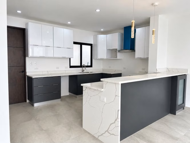 Casa nueva en venta en Vía del Mar | 218 m² de construcción | 3 habitaciones + estudio | Cochera para 3 vehículos