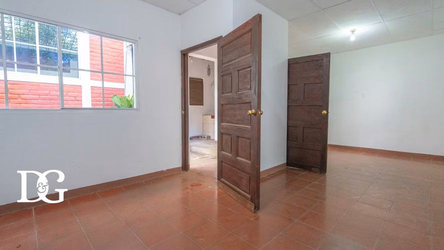 VENDO CASA DE ESQUINA POR EL BYPASS DE AHUACHAPÁN - Imagen 7