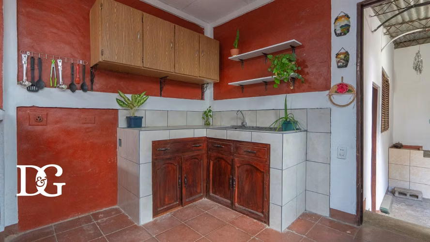 VENDO CASA DE ESQUINA POR EL BYPASS DE AHUACHAPÁN - Imagen 4