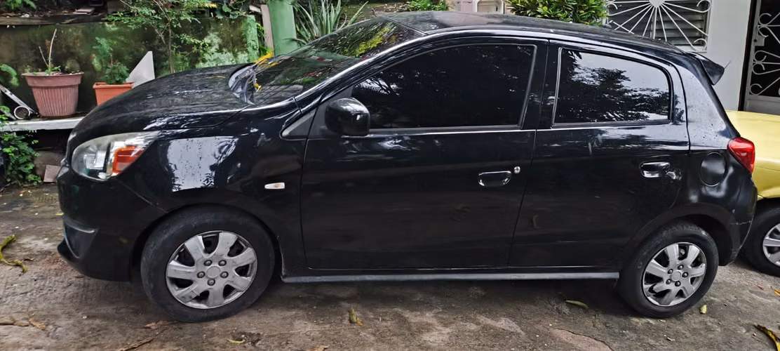 Vendó acepto vehículo a cuenta Mitsubishi mirage 18 estándar 