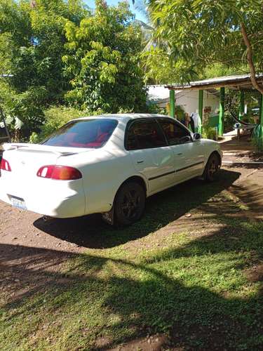 Vendo Toyota Corolla año 2000 en muy buenas condiciones es automático 