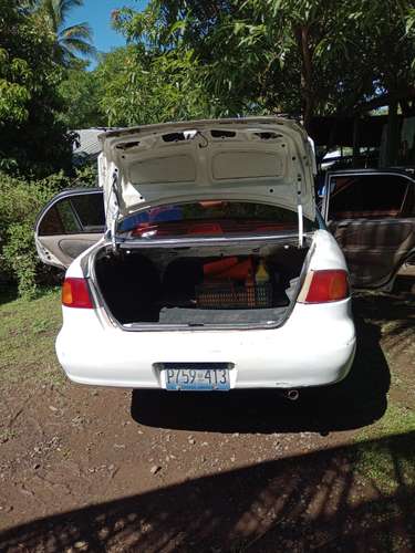 Vendo Toyota Corolla año 2000 en muy buenas condiciones es automático 