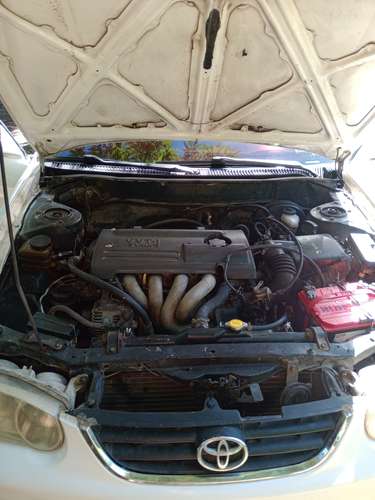 Vendo Toyota Corolla año 2000 en muy buenas condiciones es automático 