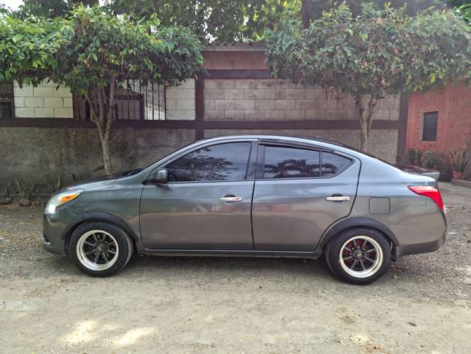 Nissan versa sv 