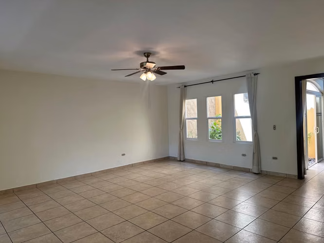 Lujosa casa moderna de 2 niveles en Cumbres de Cuscatlán: 4 habitaciones, 5 baños y seguridad 24 horas - Imagen 8