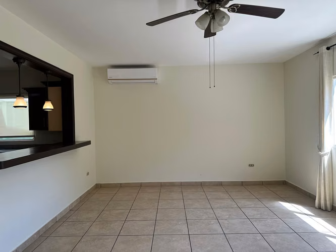 Lujosa casa moderna de 2 niveles en Cumbres de Cuscatlán: 4 habitaciones, 5 baños y seguridad 24 horas - Imagen 7