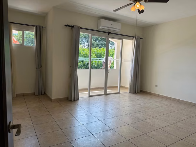 Lujosa casa moderna de 2 niveles en Cumbres de Cuscatlán: 4 habitaciones, 5 baños y seguridad 24 horas - Imagen 15