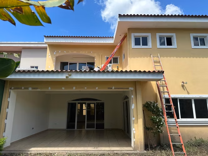 Lujosa casa moderna de 2 niveles en Cumbres de Cuscatlán: 4 habitaciones, 5 baños y seguridad 24 horas