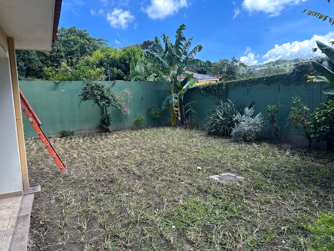 Lujosa casa moderna de 2 niveles en Cumbres de Cuscatlán: 4 habitaciones, 5 baños y seguridad 24 horas - Imagen 3