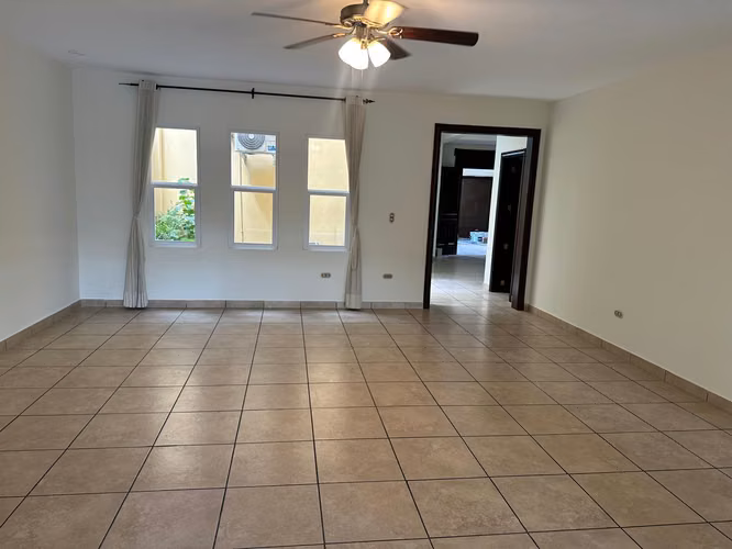 Lujosa casa moderna de 2 niveles en Cumbres de Cuscatlán: 4 habitaciones, 5 baños y seguridad 24 horas - Imagen 9