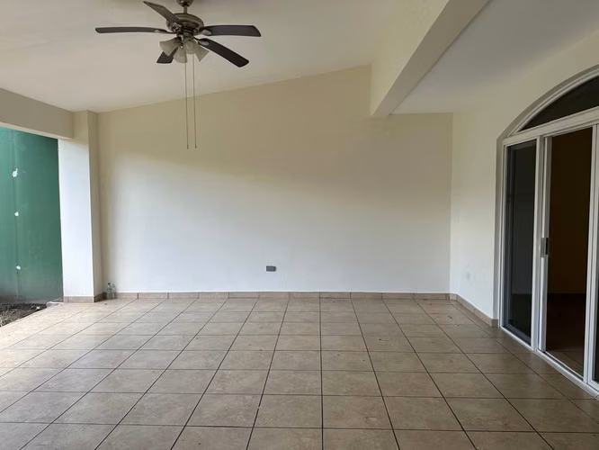 Lujosa casa moderna de 2 niveles en Cumbres de Cuscatlán: 4 habitaciones, 5 baños y seguridad 24 horas - Imagen 4