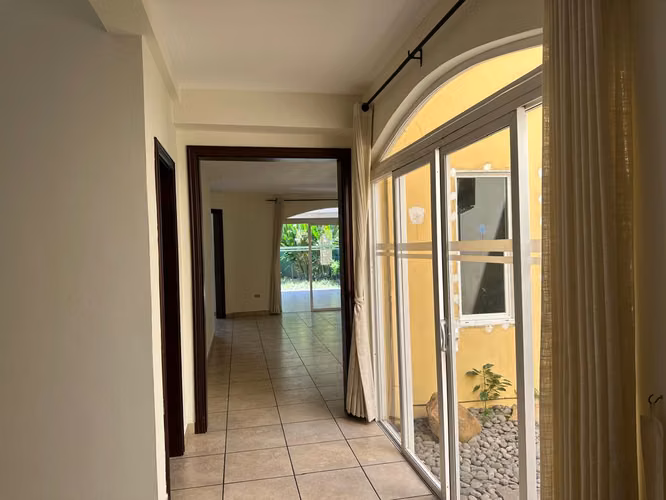 Lujosa casa moderna de 2 niveles en Cumbres de Cuscatlán: 4 habitaciones, 5 baños y seguridad 24 horas - Imagen 12