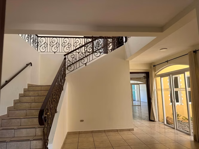 Lujosa casa moderna de 2 niveles en Cumbres de Cuscatlán: 4 habitaciones, 5 baños y seguridad 24 horas - Imagen 13