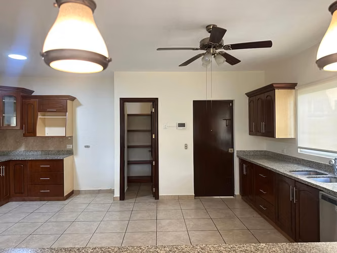 Lujosa casa moderna de 2 niveles en Cumbres de Cuscatlán: 4 habitaciones, 5 baños y seguridad 24 horas - Imagen 6